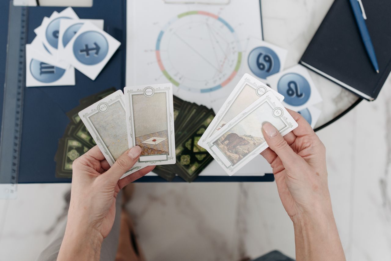 Inizio d'anno e previsioni: perché a gennaio aumentano le ricerche su oroscopi, numerologia e carte