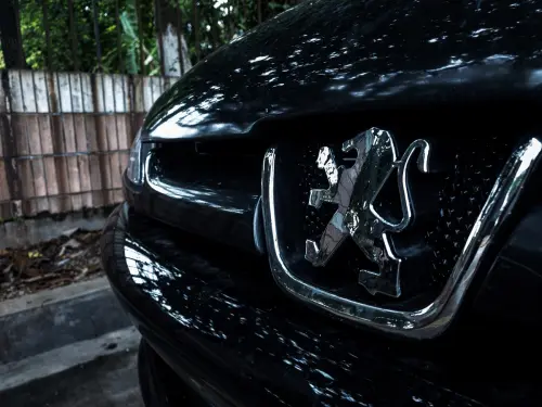 Peugeot si modernizza: dopo il logo ecco l’elettrico e l’assistenza telematica