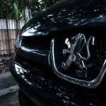 Peugeot si modernizza: dopo il logo ecco l’elettrico e l’assistenza telematica