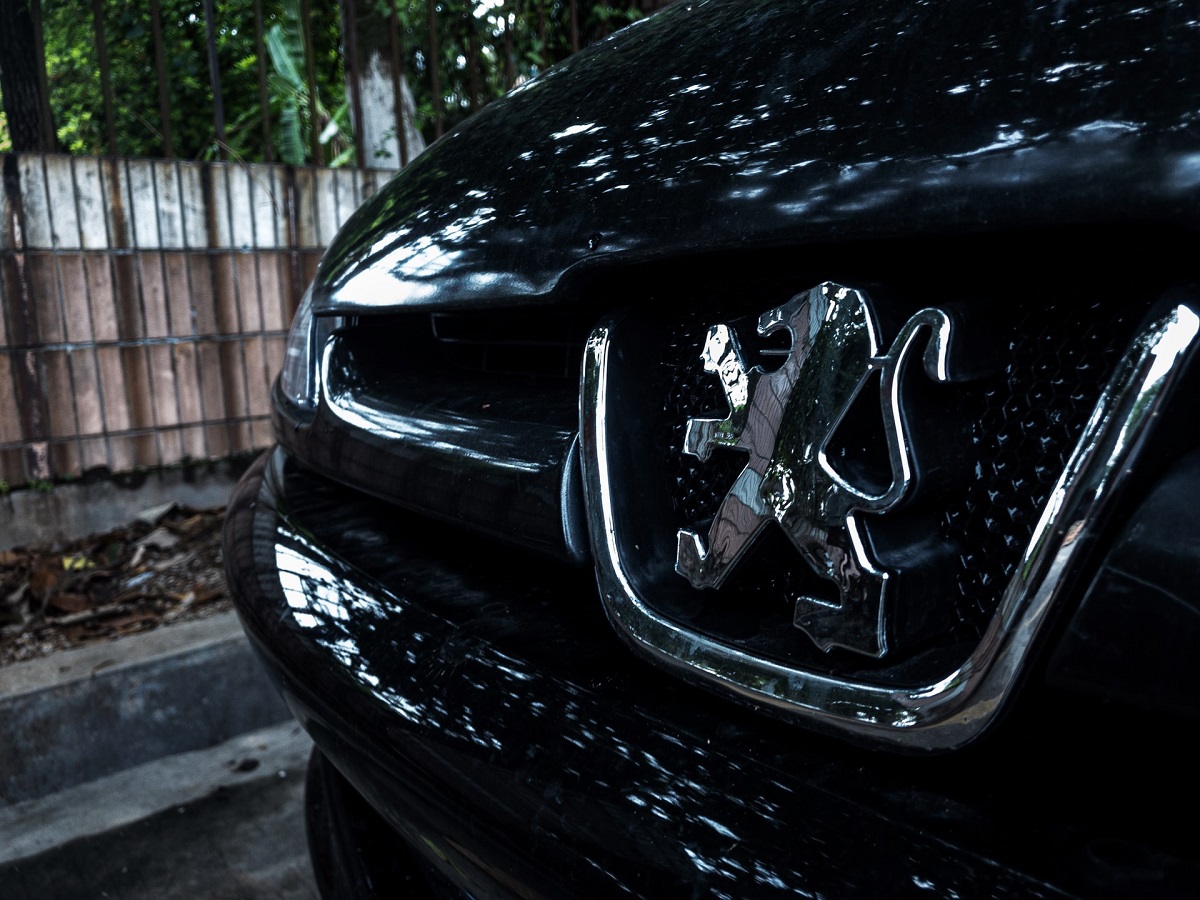 Peugeot si modernizza: dopo il logo ecco l’elettrico e l’assistenza telematica